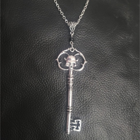 Skull with horns skeleton key silver tone necklace - Picture 1 of 5